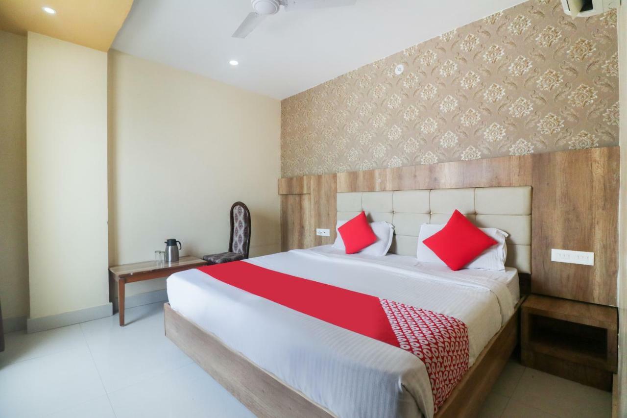 Oyo 48974 Hotel Shweta Residency พาราณสี ภายนอก รูปภาพ
